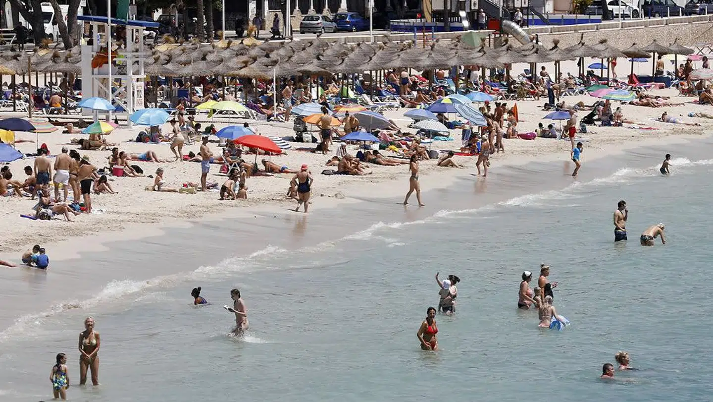 Turisterne er i den grad vendt tilbage til stranden i Calvia på den spanske ferieø Mallorca.