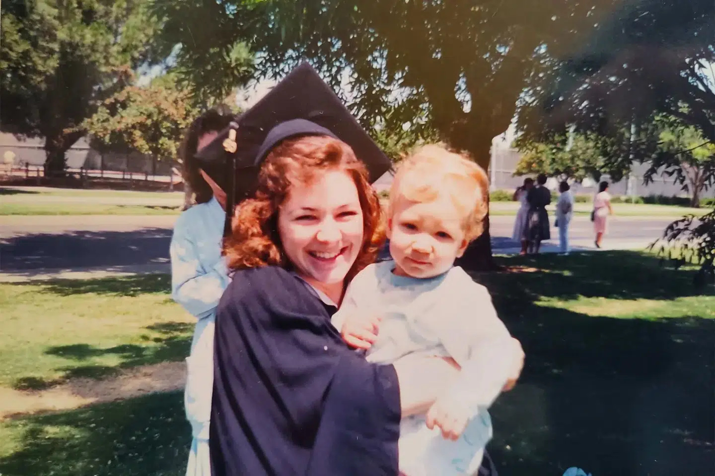 Laurie Houts ses her ved sin eksamen.