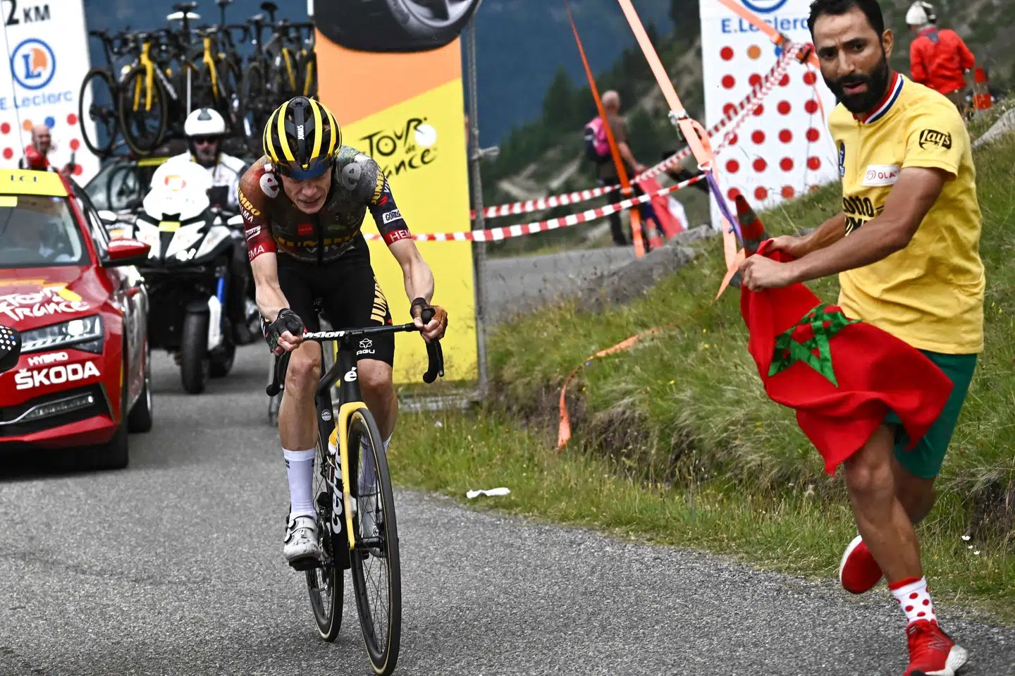 Jumbo-Vismas Jonas Vingegaard cyklede de sidste kilometer alene, inden han kørte først over mål på Col du Granon. Torsdag venter Alpe d'Huez. Her bærer danskeren den gule trøje. Anne-Christine Poujoulat/Ritzau Scanpix