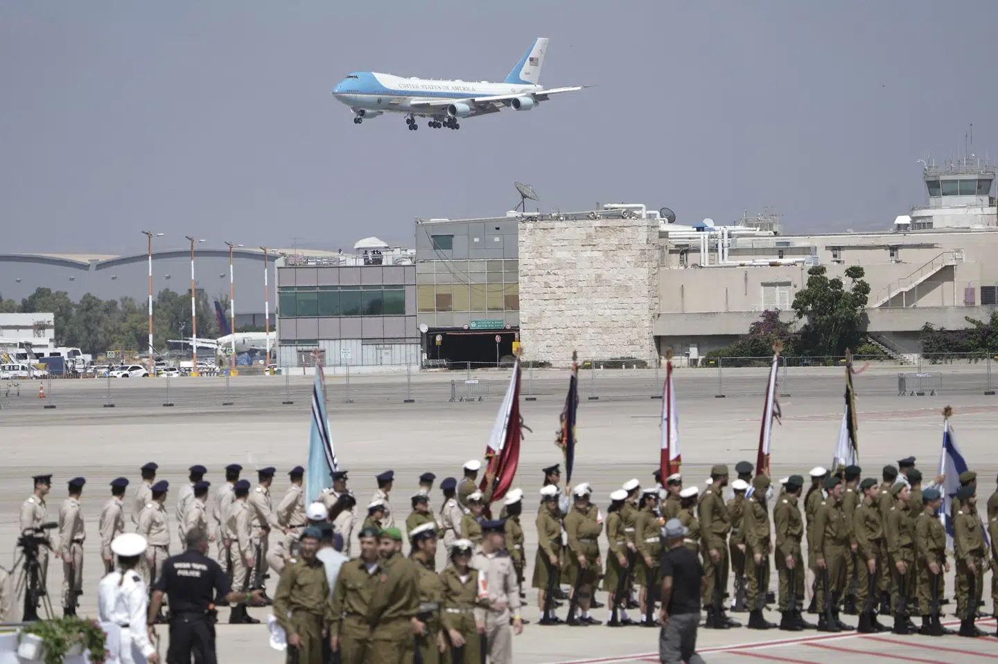 Air Force One landede onsdag eftermiddag i Ben Gurion-lufthavnen nær Tel Aviv i Israel. Præsident Joe Biden skal efter to dage i Jerusalem og et besøg hos Det Palæstinensiske Selvstyre på Vestbredden videre til Saudi-Arabien senere på ugen. Ariel Schalit/Ritzau Scanpix