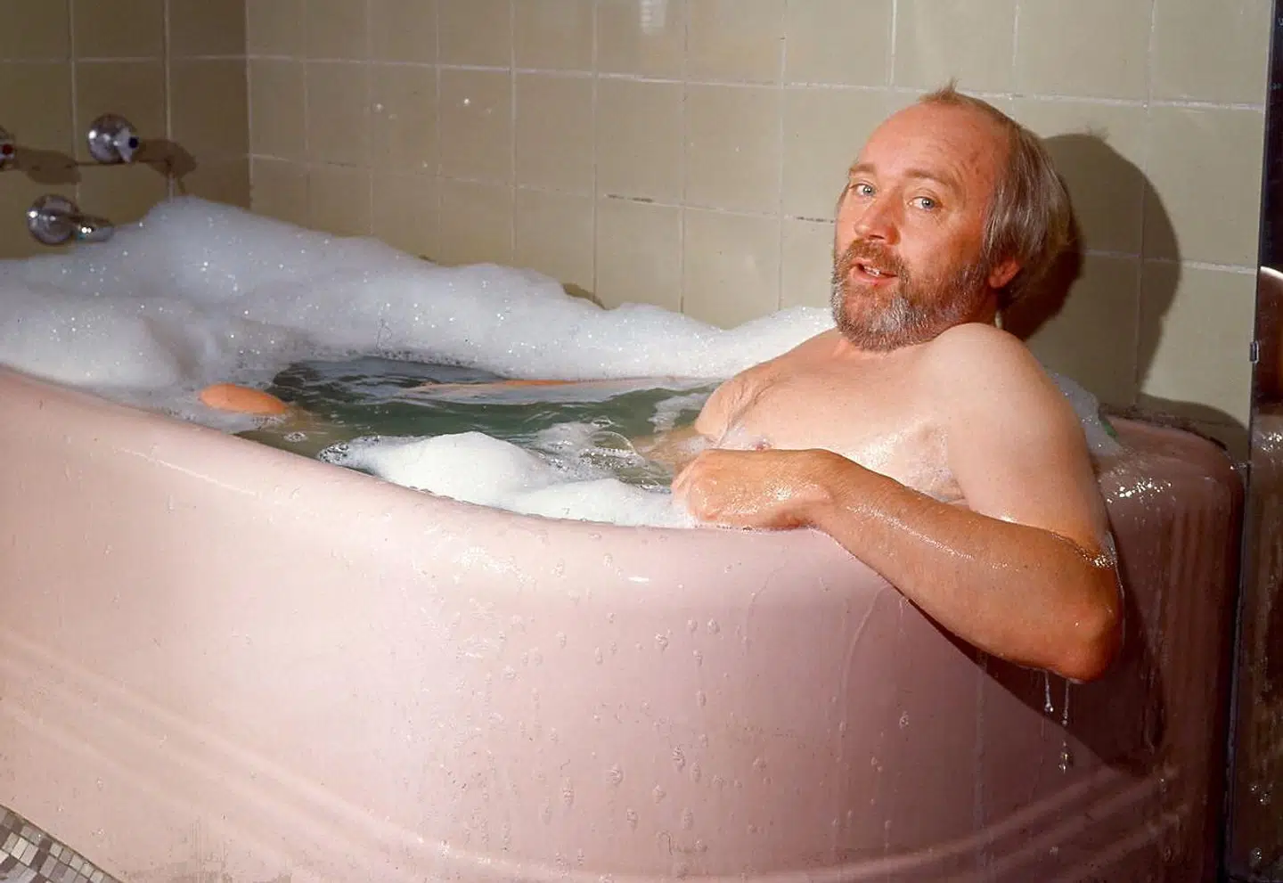 Simon Spies elskede at provokere. Her hoppede han i sit lyserøde badekar til ære for fotografen.