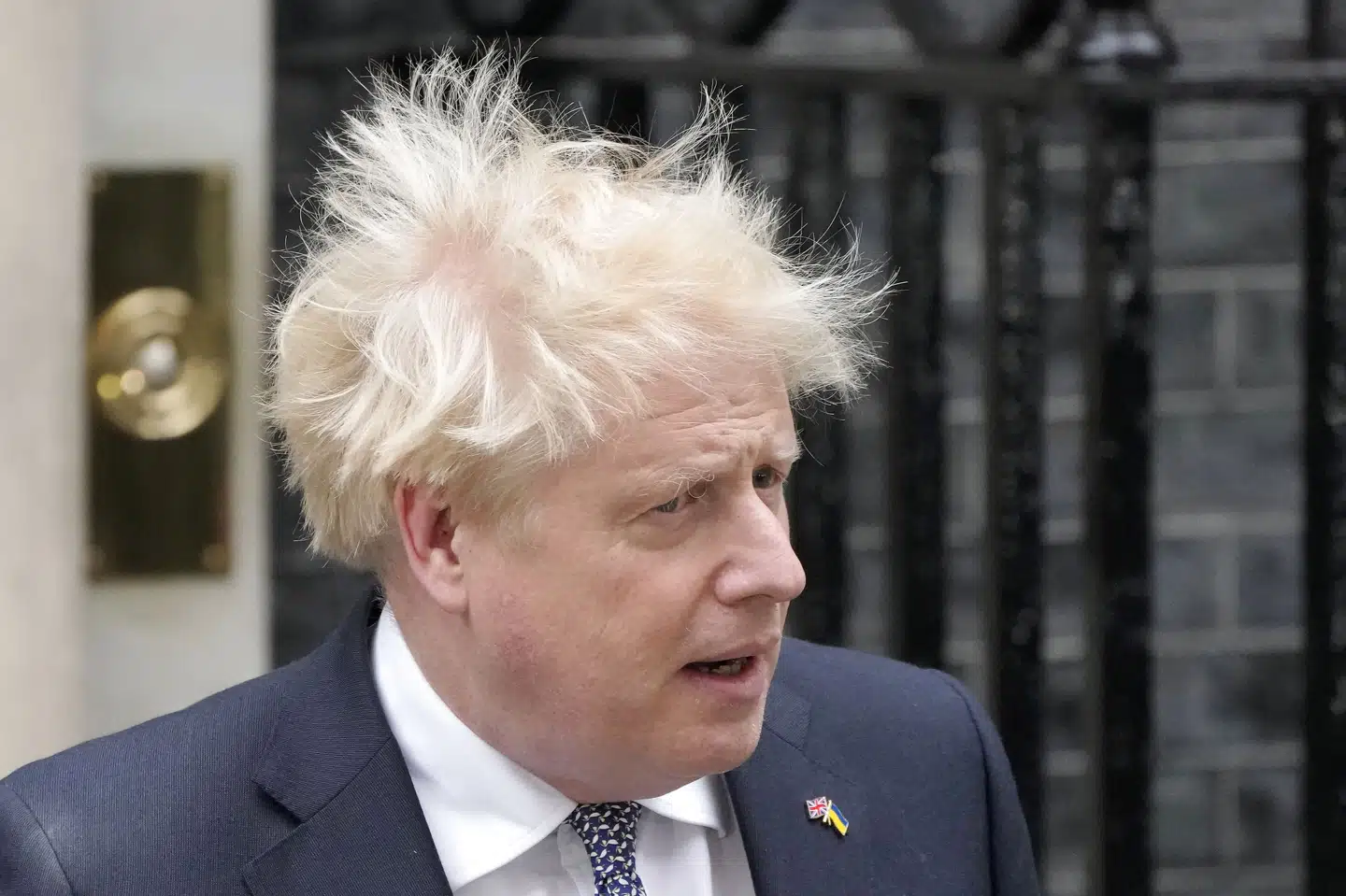 Premierminister Boris Johnson foran Downing Street 10 i London, da han i sidste uge meddelte, at han trækker sig formand for De Konservative efter en række møgsager. Hans afløser som formand og premierminister skal udpeges efter sommeren. Men Labour vil have ham væk nu. Frank Augstein/Ritzau Scanpix