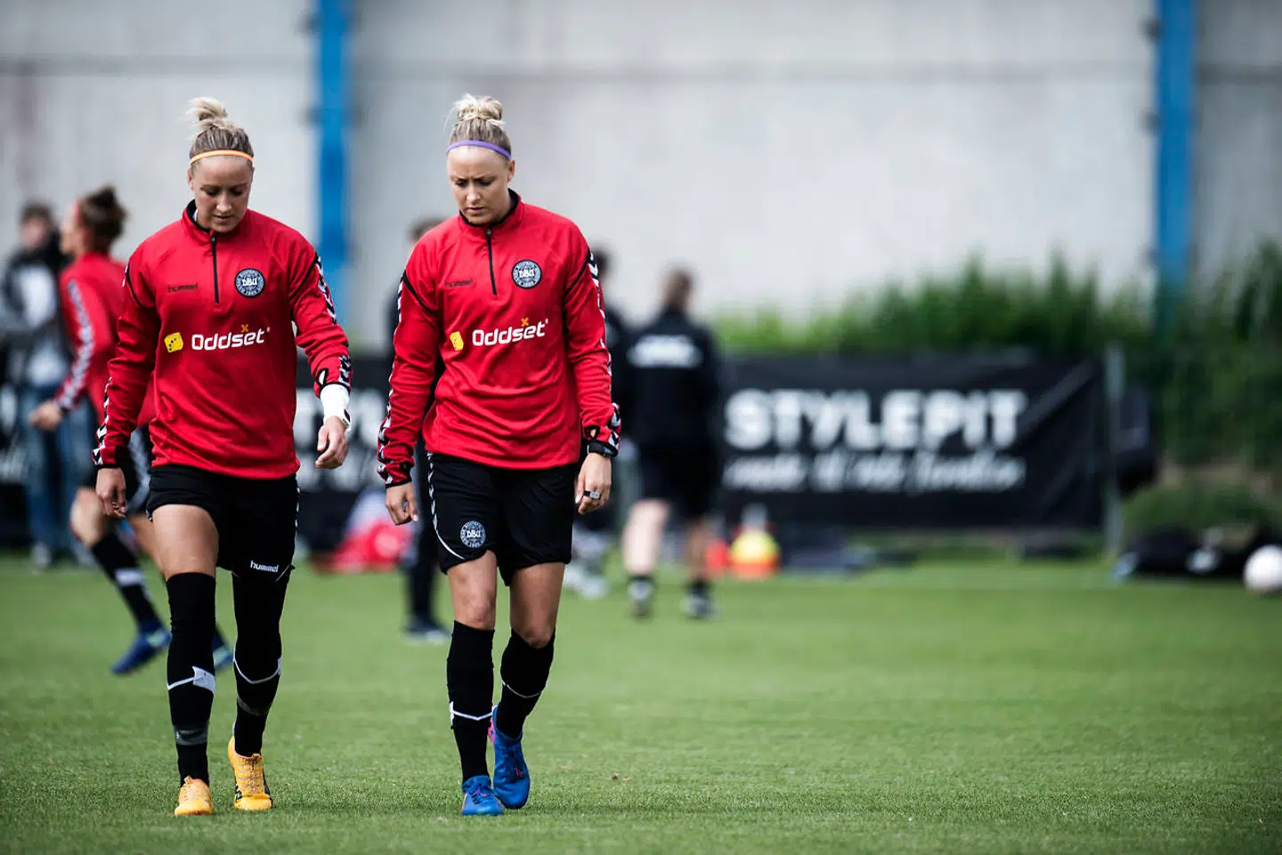 Kvindelandsholdet er til træningssamling (06.06.2017)Sanne Troelsgaard og Lotte Troelsgaard under dagens træning i Brøndby. på Brøndby stadion.. (Foto: Sarah Christine Nørgaard/Scanpix 2017)