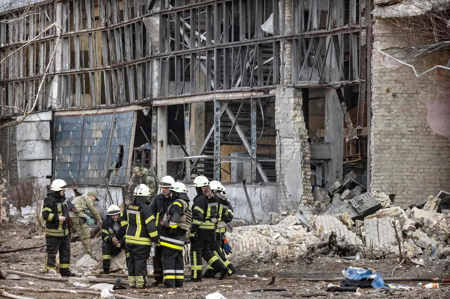 En gruppebrandmænd ved Ukraines Nationale Forskningsinstitut i Kyiv efter et droneangreb i marts, hvor mindst en blev dræbt. I Washington siger Det Hvide Hus, at Iran gør klar til at forsyne Rusland med adskillige hundrede nye droner - heriblandt en del, som kan bære våben. Fadel Senna/Ritzau Scanpix