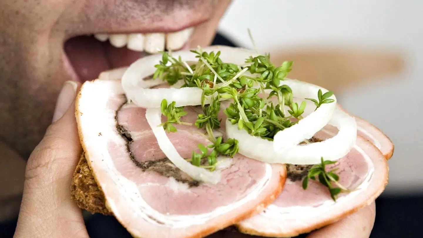 Det kan være en god idé at tjekke pakken med rullepølse i dit køleskab.