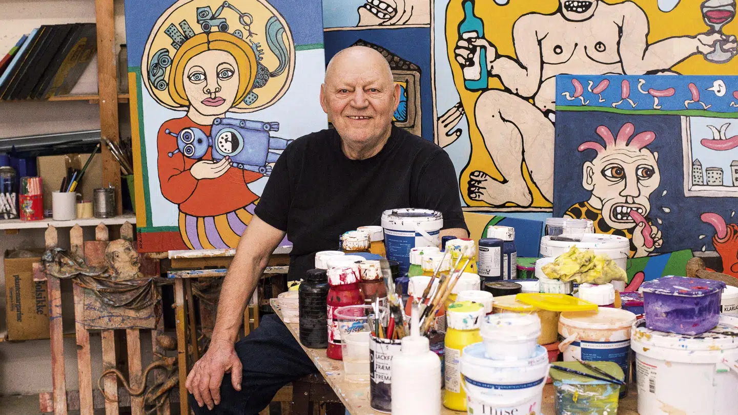 Den 82-årige multikunstner Troels Trier er både musiker, billedkunstner og keramiker. Her i sit værksted - den gamle malerifabrik - på gården i Kerteminde.