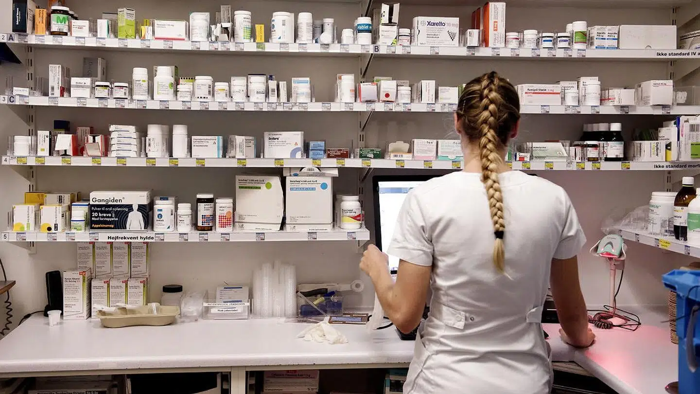 Arkivfoto. Hospitalsapoteket i Aarhus har fået et strakspåbud fra Arbejdstilsynet, fordi medarbejderne risikerer at blive alvorligt syge på grund af et stort arbejdspres. De ansatte frygter blandt andet at lave fejl i medicinblandinger til alvorligt syge patienter. (Foto: LINDA KASTRUP/Ritzau Scanpix)