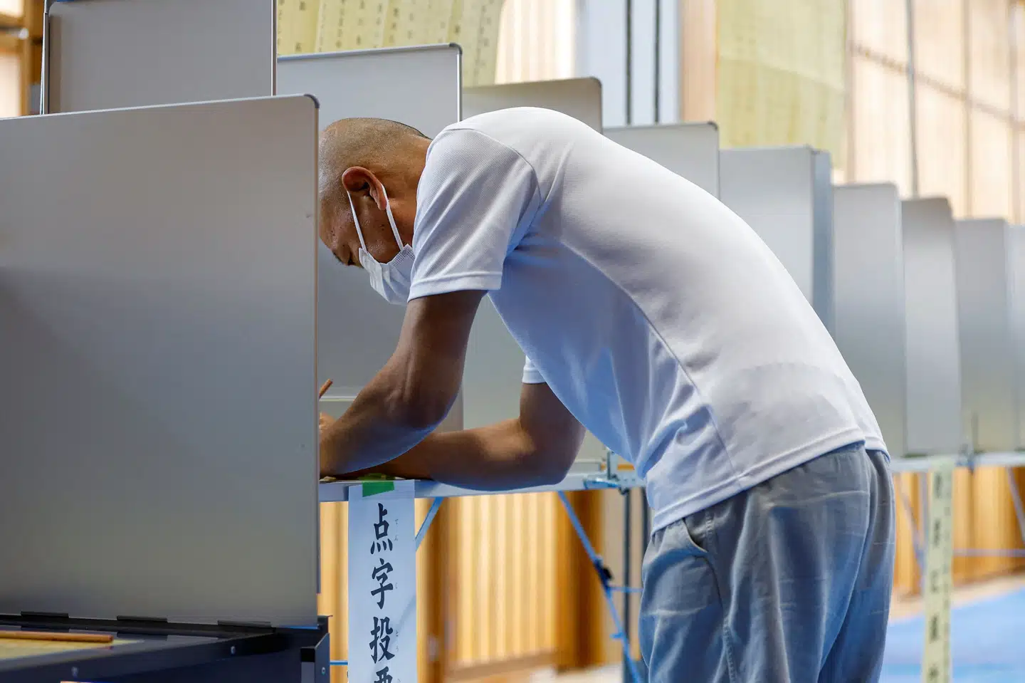 En japansk vælger forbereder sig på at sætte sit kryds til det japanske valg til overhuset. Issei Kato/Reuters