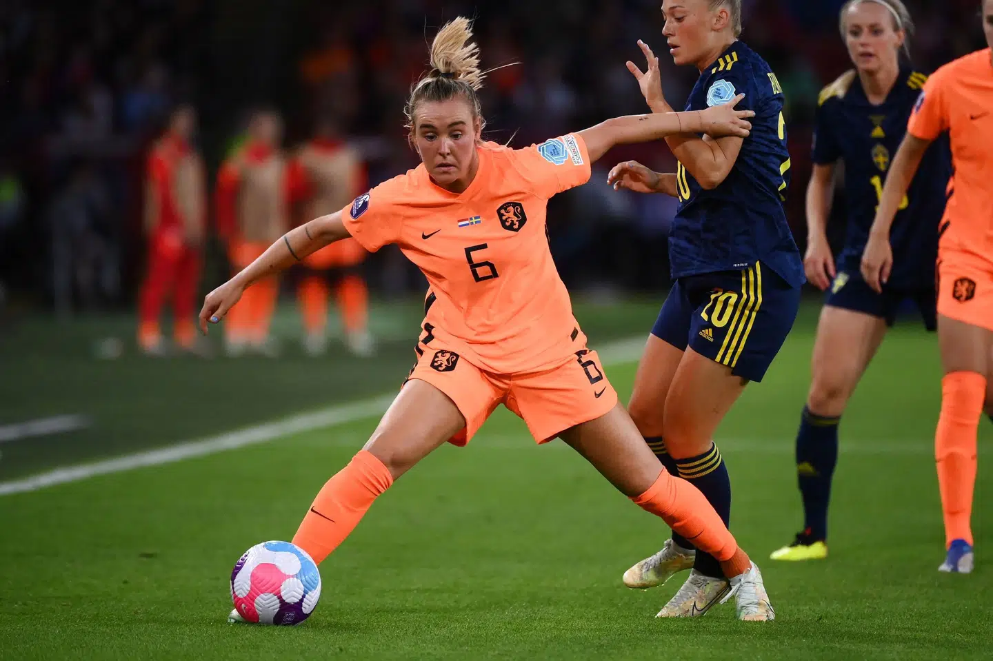 Jill Roord med bolden stod for Hollands udligning mod Sverige, da de to hold tog hul på EM-slutrunden i England. Franck Fife/Ritzau Scanpix