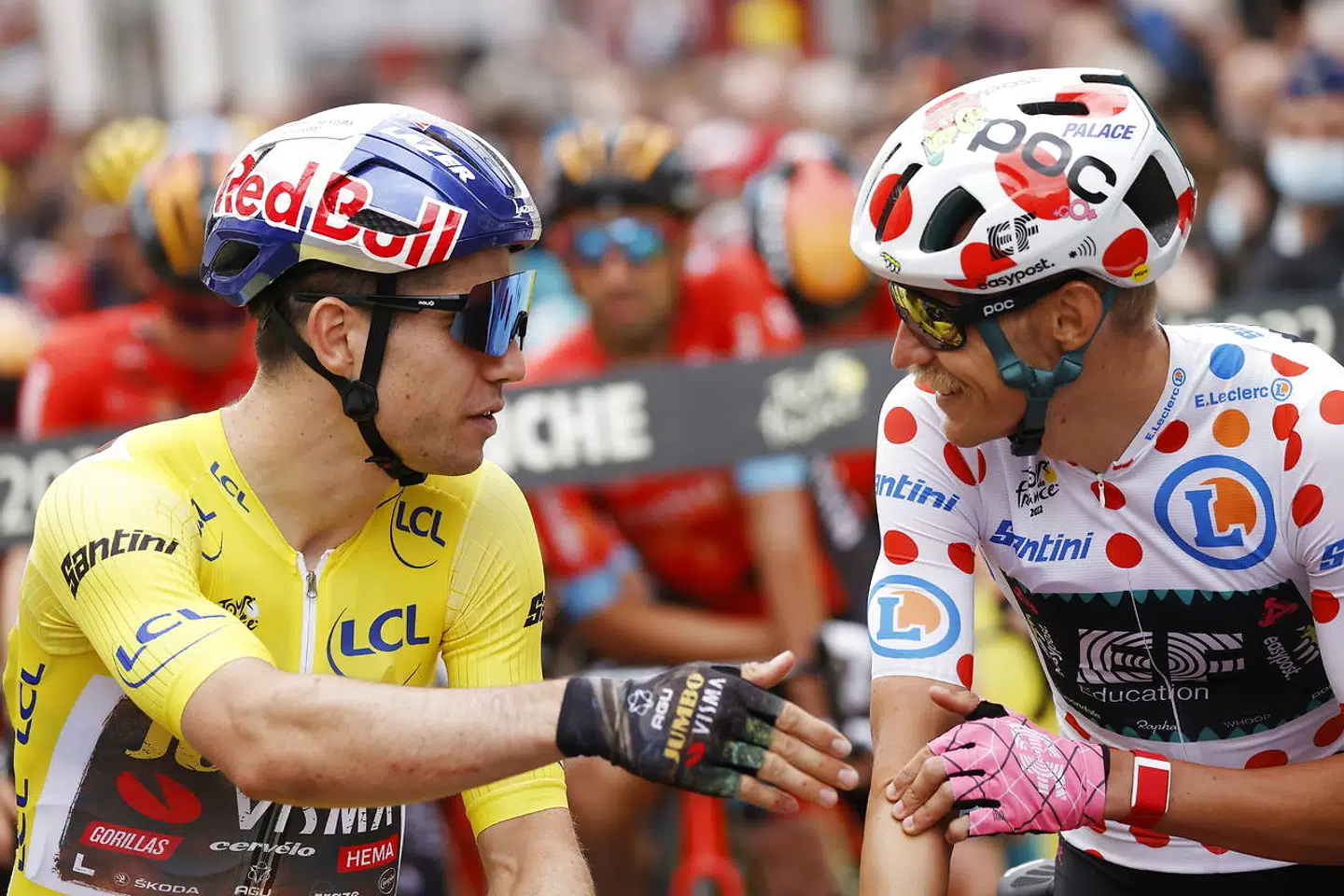 Diskussion med Wout van Aert, der på det tidspunkt havde den gule trøje, inden sjette etape af Tour de France.