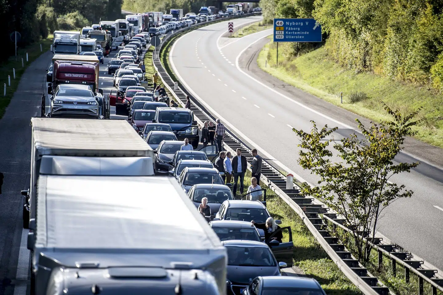 Sommerferien er for alvor skudt i gang, og det betyder traditionen tro tæt trafik på vejene i weekenderne, hvor der de fleste lørdage er skiftedag i landets sommerhuse. Kør i god tid, og følg udviklingen i trafikken, lyder nogle af de gode råd. (Arkivfoto). Mads Claus Rasmussen/Ritzau Scanpix
