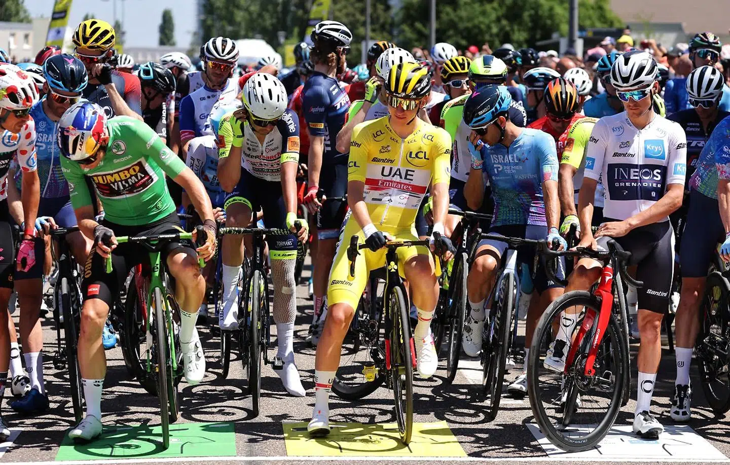 Ved startstregen med Wout van Aert (grøn), Tadej Pogacar (i gult) og Thomas Pidcock (i hvidt).