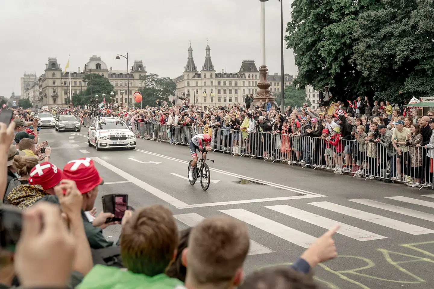 Tusindvis af mennesker trodsede regnen for at se enkeltstart i København. Her ved Dronning Louises Bro.