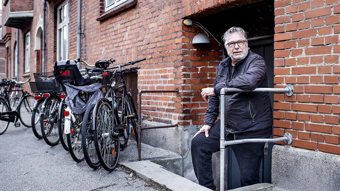 Leif Sylvester Petersen, kunstmaler, grafiker, musiker og skuespiller. Han er oprindeligt udlært som tømrer, men har sideløbende arbejdet som udøvende musiker og kunstner- blandt andre sammen med Erik Clausen.