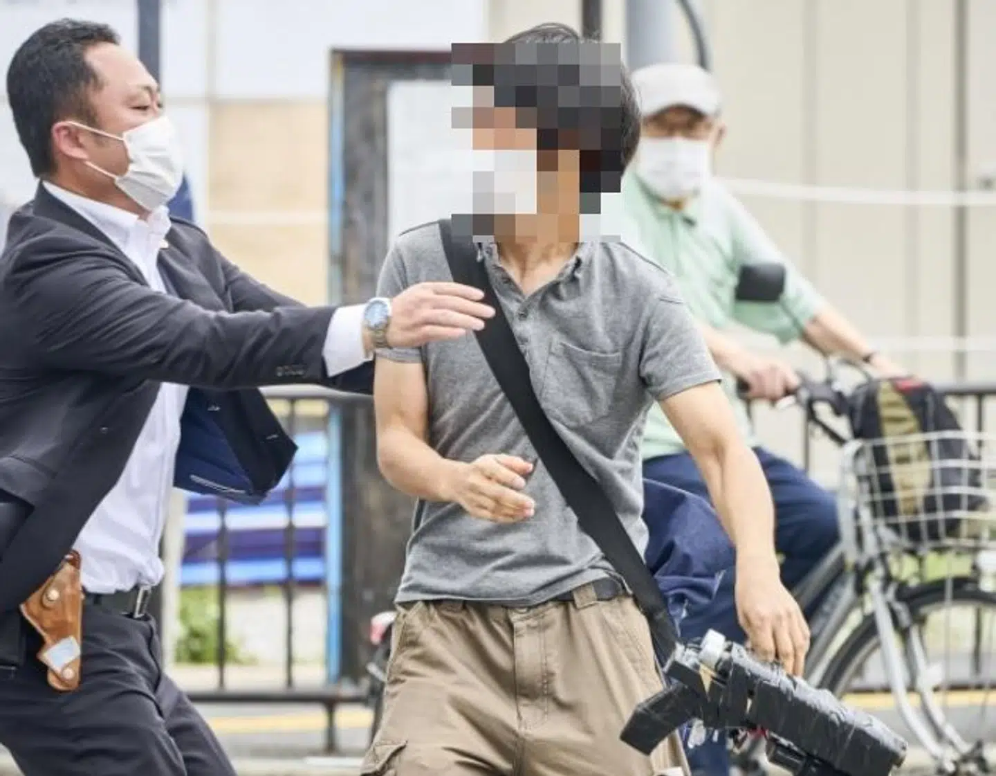 Den formodede gerningsmand med våbnet, som formodes at være blevet brugt til at skyde Shinzo Abe.