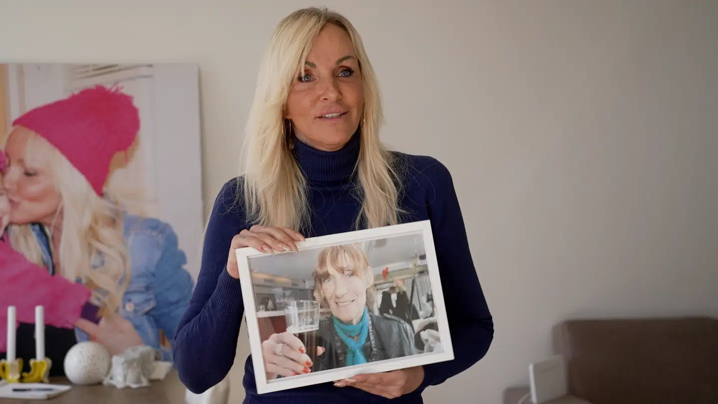 Linse Kessler med billedet af sin mor, Ann Patricia 'Mopper' Christensen.
