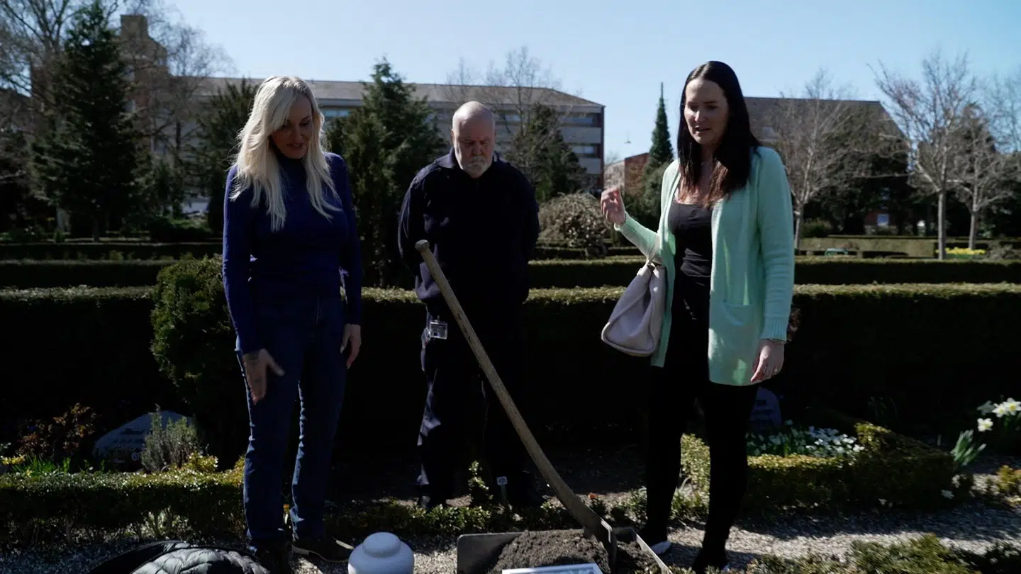 Linse og Geggo og graveren til Moppers urnenedsættelse.
