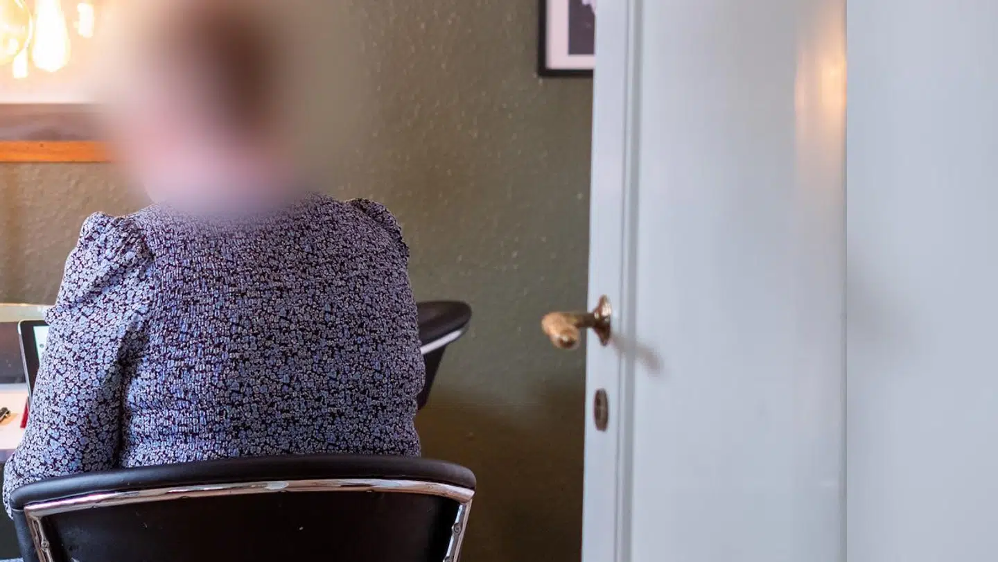 Lone har mistet alle sine penge til en bedrager, som også har efterladt store følelsesmæssige ar hos hende.