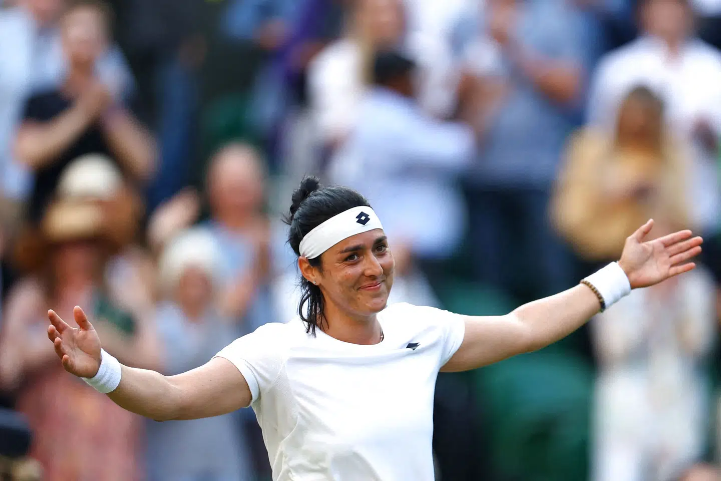 Ons Jabeur jubler efter at have indløst adgang til semifinalen i Wimbledon, hvor hun torsdag møder Tatjana Maria. Hannah McKay/Reuters