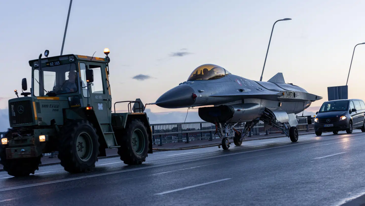 Flyet med Tommy i blev trukket over Limfjordsbroen efterfulgt af blandt andet hans kone, som kørte i en af bilerne bagved.
