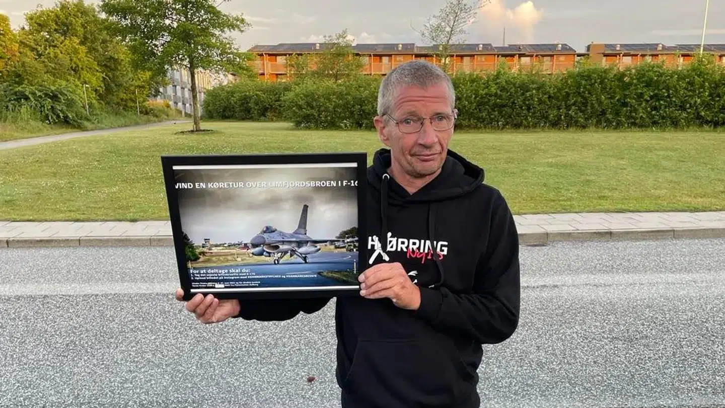 Ud over turen i jagerflyet, fik Tommy også et billede af maskinen med hjem, som han giver videre til sin søn, der egentlig vandt konkurrencen.