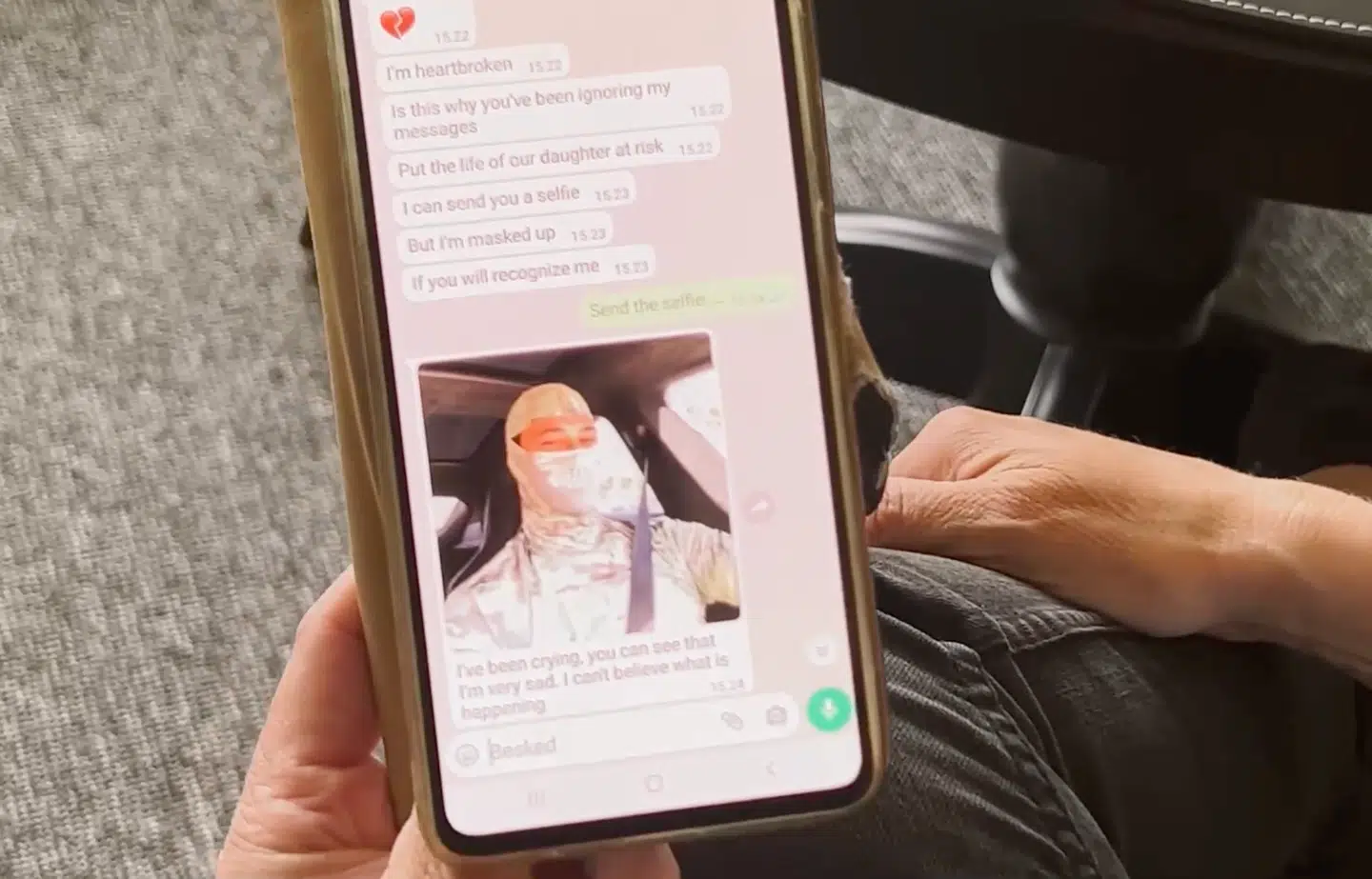 Bedrageren sendte flere fotos og selfies af sig selv, men som i virkeligheden tilhører en anden.