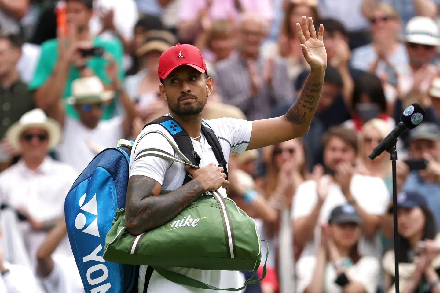 Efter sejren over Brandon Nakashima skiftede Nick Kyrgios sin hvide kasket og hvide sko ud med en rød kaste og røde sneakers. Paul Childs/Reuters