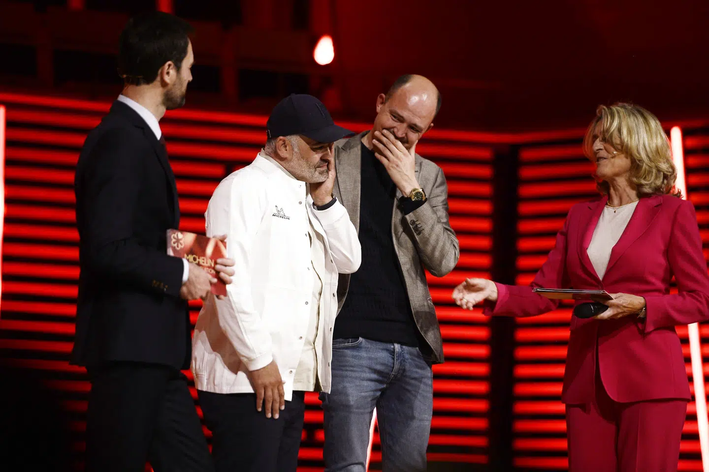 Køkkenchef Wassim Hallal (i hvid jakke) modtog ud over den anden michelinstjerne til restaurant Frederikshøj også en mentor-stjerne for at være inspiration for unge kokke. Carina Johansen/Ritzau Scanpix