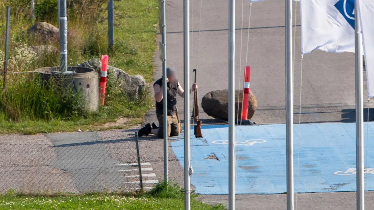 Med riflen i den ene hånd talte gerningsmanden ifølge et øjenvidne i telefon et par hundrede meter fra Field's ud ved Center Boulevard, hvor han blev anholdt kort efter.