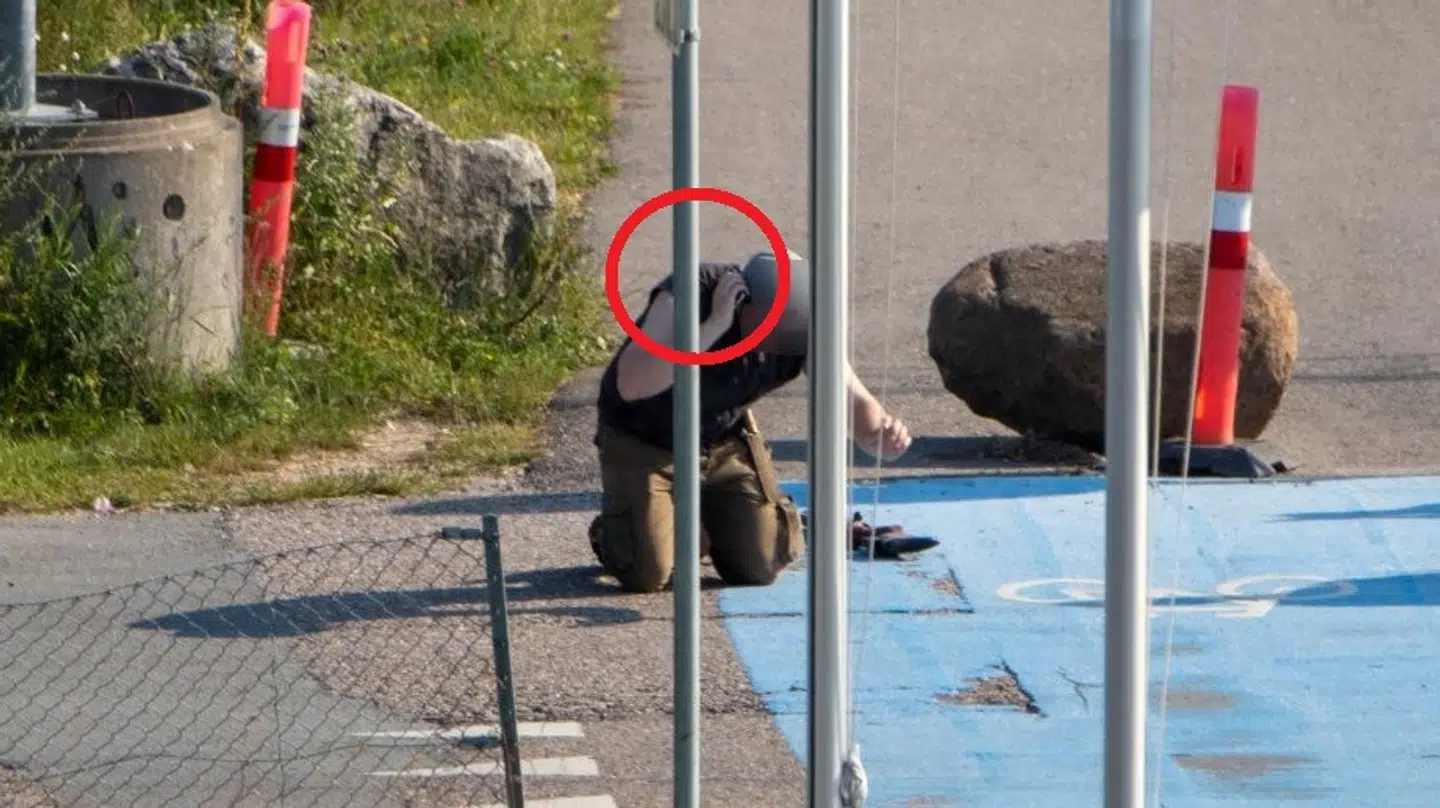 Gerningsmanden talte ifølge øjenvidne i telefon i et minuts tid.