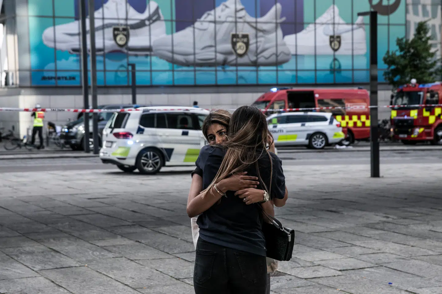 Politiet fik en anmeldelse om et skyderi i shoppingcentret Field's klokken 17.36 og sendte flere patruljer afsted. Skuddene blev affyret forskellige steder i shoppingcentre.