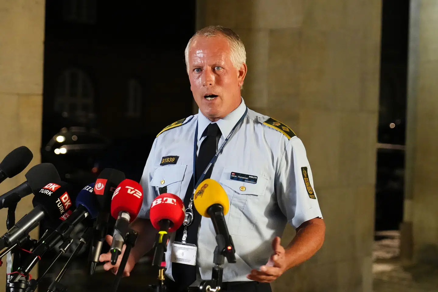 Chefpolitiinspektør Søren Thomassen fortæller til et pressemøde, at den mistænkte for skyderiet i Field's kan have brugt flere våben. Den mistænkte kan på sociale medier ses i videoer, hvor han poserer med våbnene. Claus Bech/Ritzau Scanpix