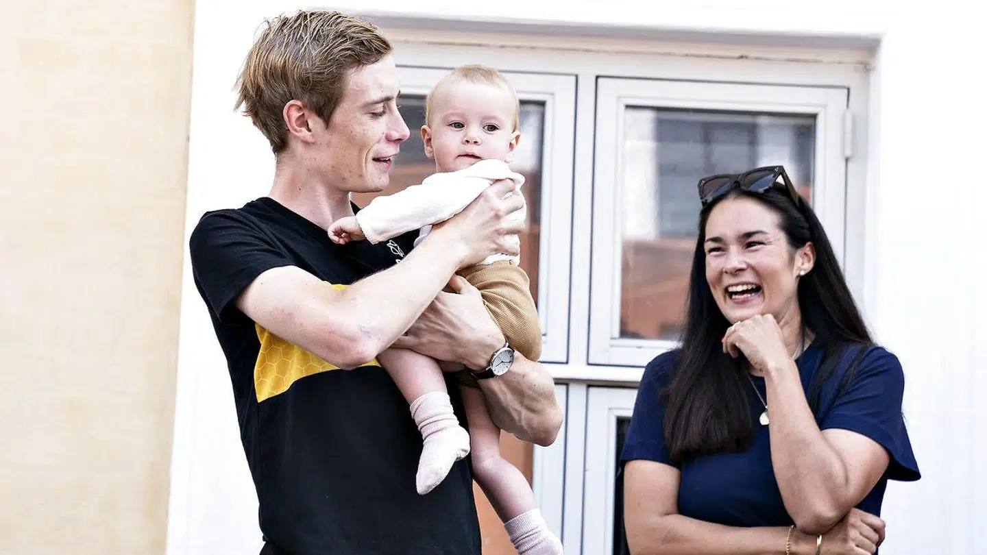 Cykelrytteren Jonas Vingegaard blev fejret på torvet i Skive i juli sidste år, hvor han på scenen fik selskab af kæresten Trine Marie Hansen og parrets datter.