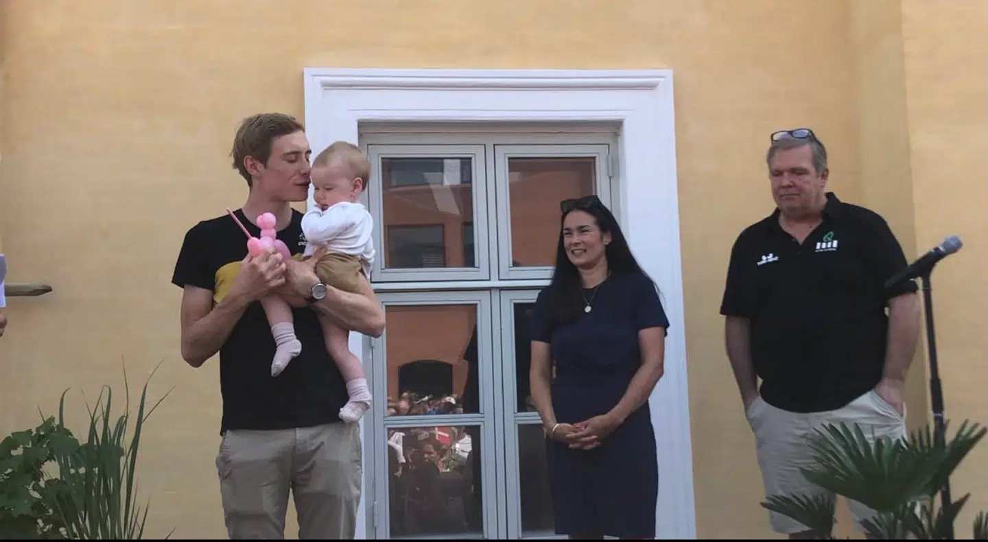 Jonas Vingegaard med datteren Frida. Til højre Jonas Vingegaards kæreste, Trine Marie Hansen, og Brian Pedersen fra Team ColoQuick.