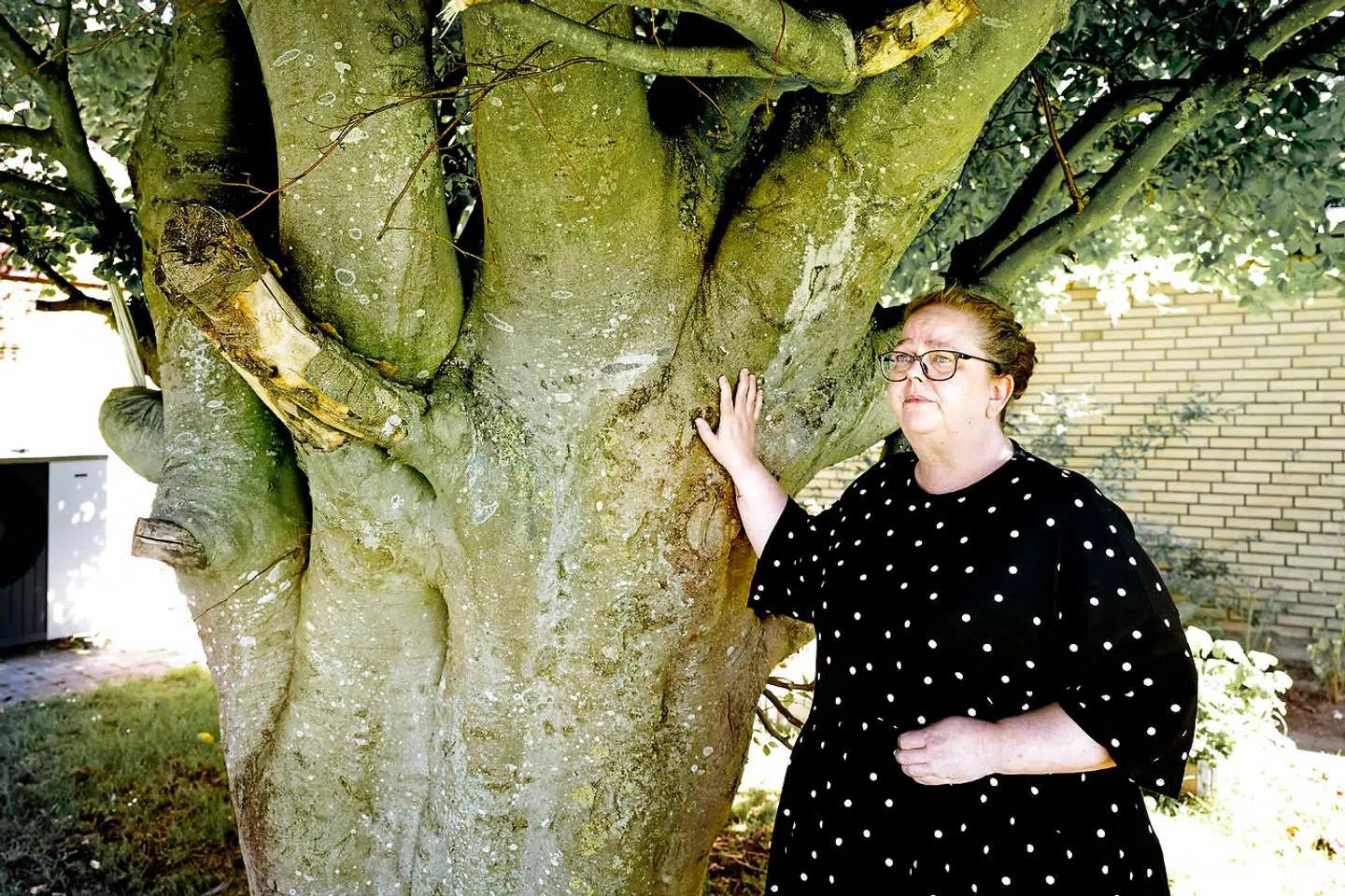 Annette Kyeds datter Sara begik selvmord, 21 år gammel, mens hun var indlagt på psykiatrisk afdeling i Aalborg. Annette står under datterens yndlingstræ i eksmandens have – et sted der betyder meget for hele familien. Foto: Bax Lindhart