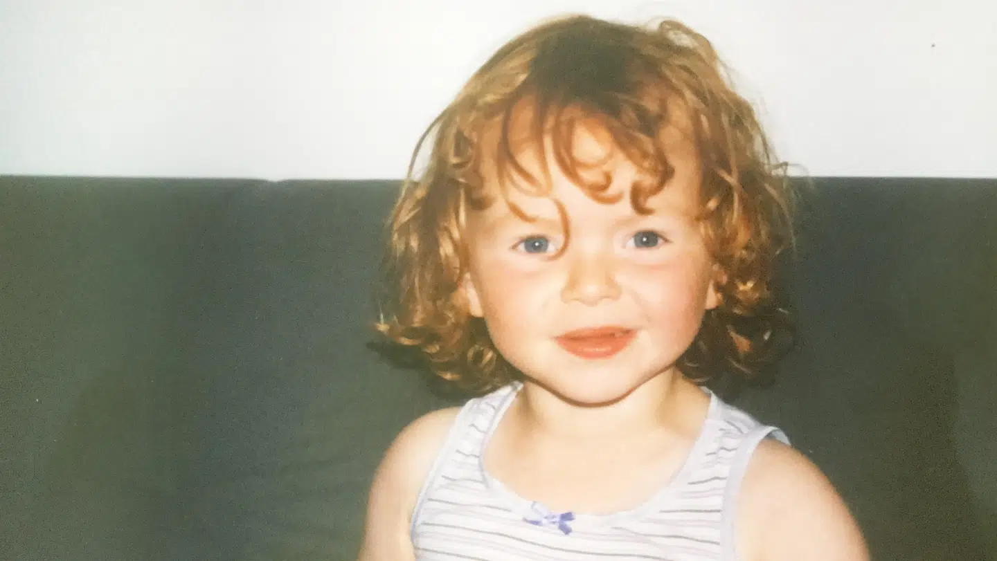 Frem til hun startede i skole, var Sara en nysgerrig, livlig og glad lille pige. (Privatfoto)