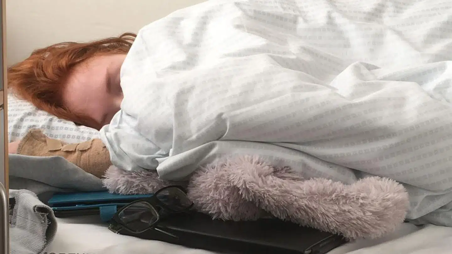 Sara fotograferet under sin indlæggelse på psykiatrisk afdeling i Aalborg. (Privatfoto)