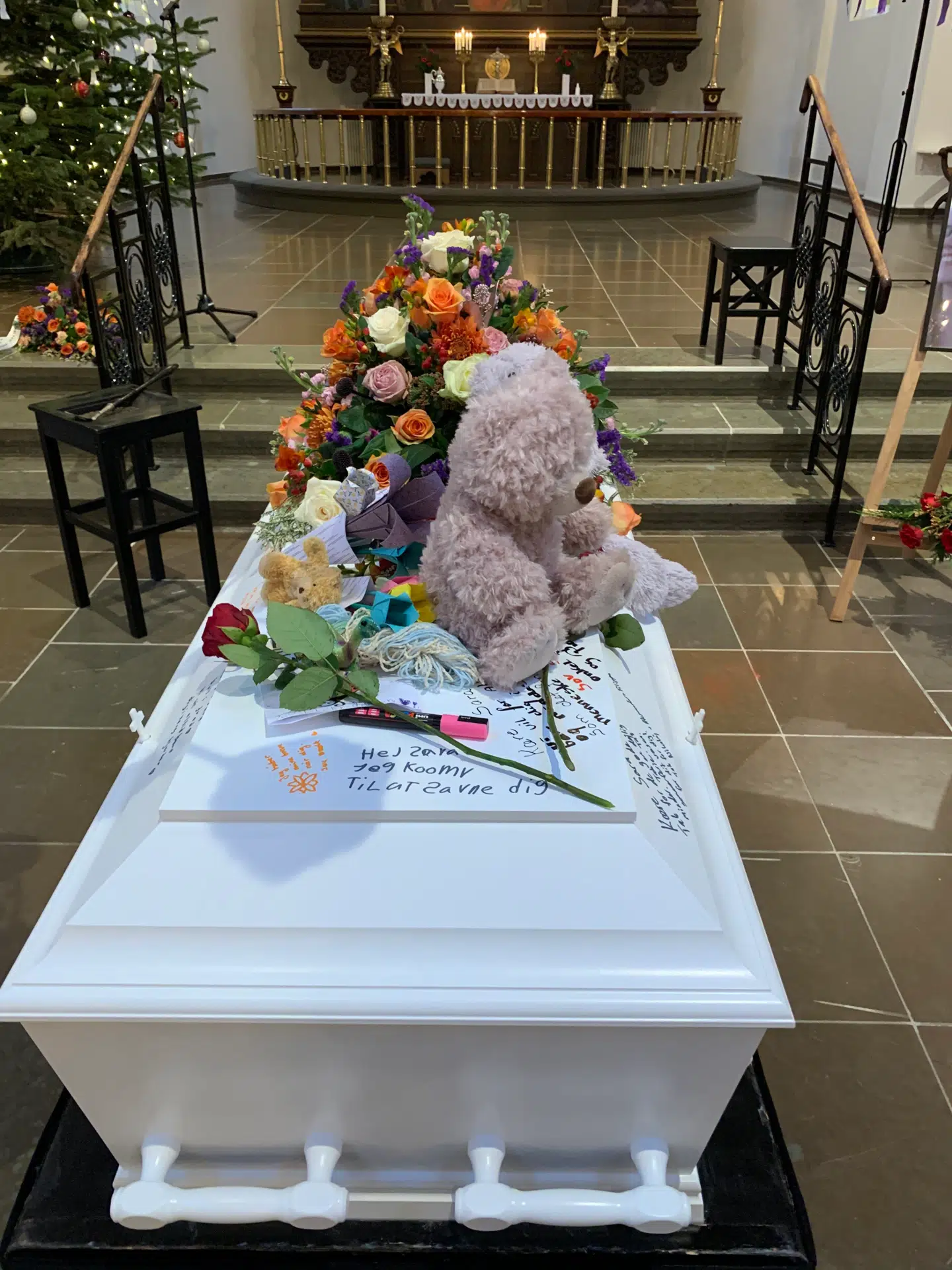 Saras kiste fotograferet i kirken. (Privatfoto)