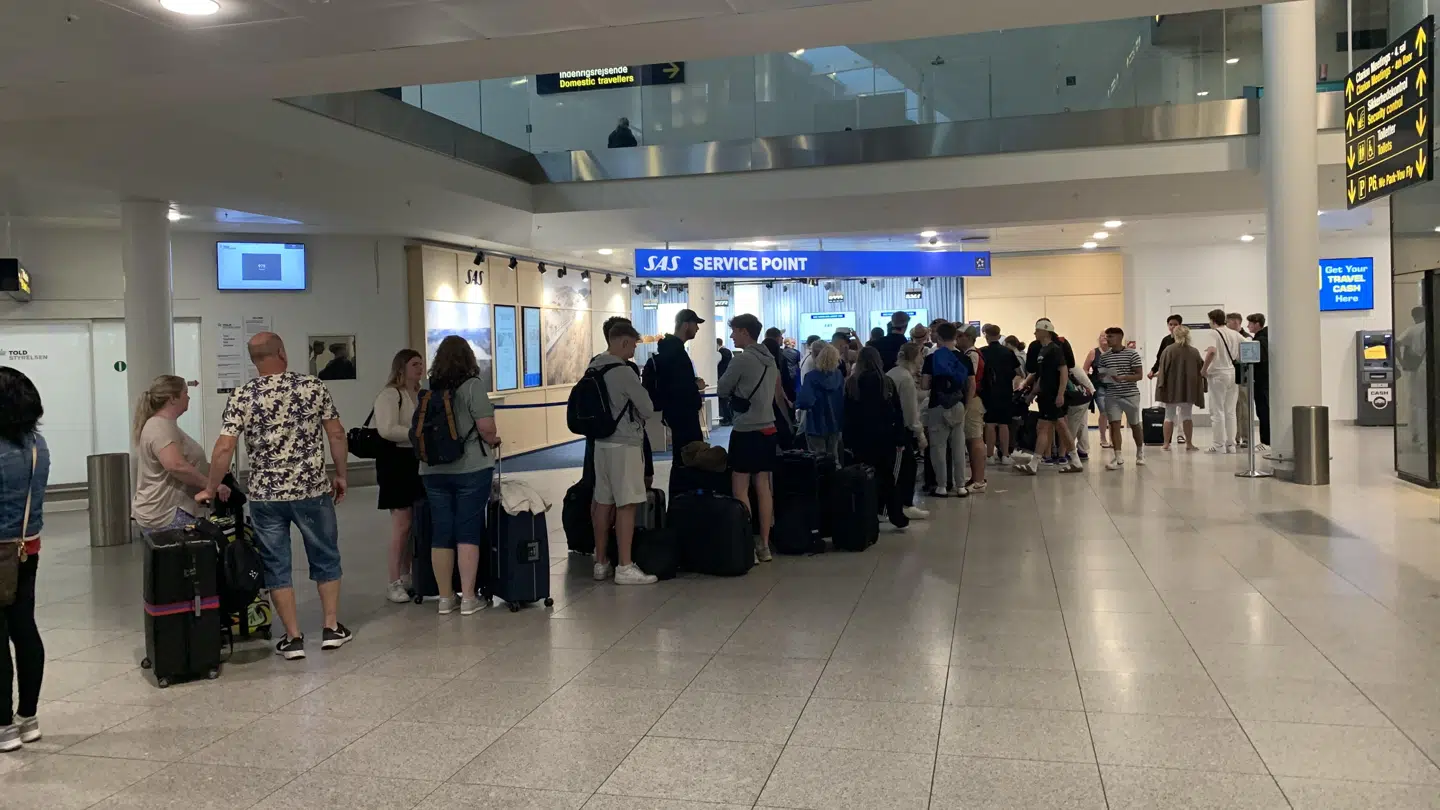 Onsdag morgen var der stor usikkerhed blandt passagererne hos SAS, selv om den varslede strejke blev udsat. Allerede klokken fem var der lang kø ved selskabets informationsskranke.