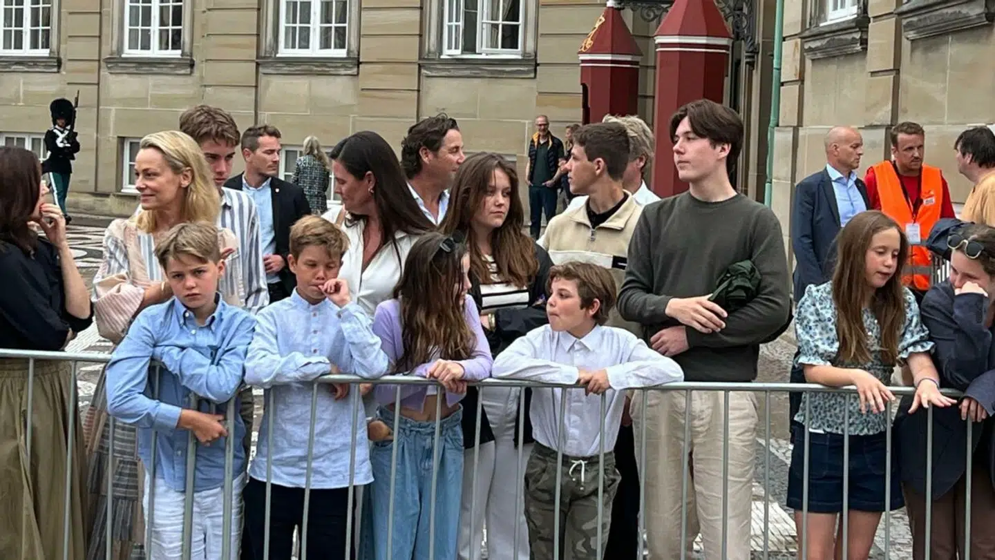 Her kan man se kronprinsparrets børn – og kigger man godt efter, så kan man se Kronprinsessen ude i venstre side.