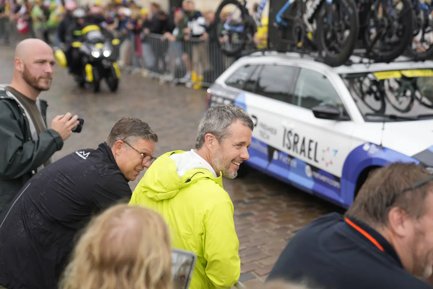 Kronprins Frederik hepper på de danske ryttere.