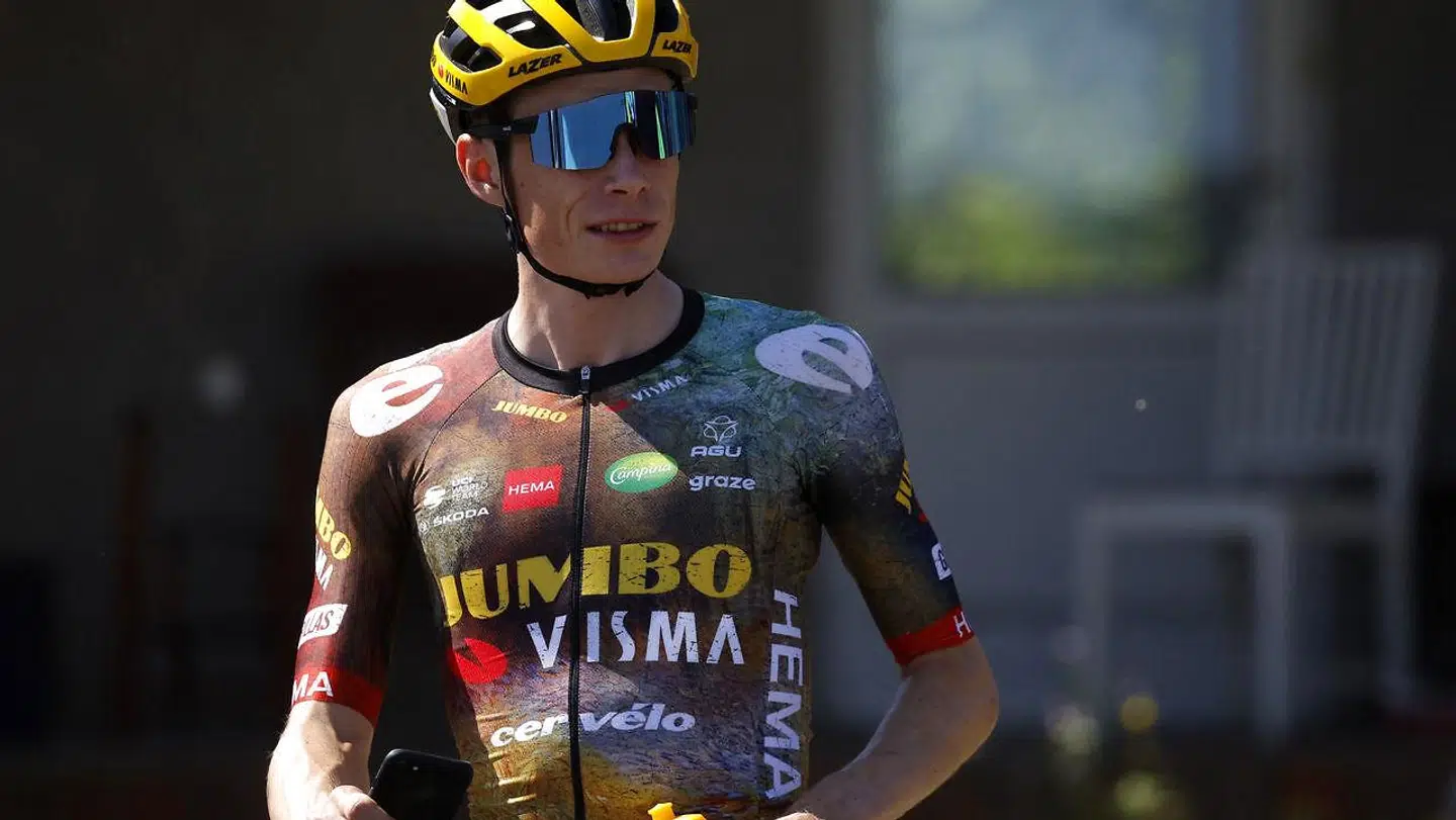 Jonas Vingegaard er på træningstur dagen før dagen. Flere har bemærket, hvordan den i forvejen formstærke dansker har set tydeligt trimmet og skarp ud.