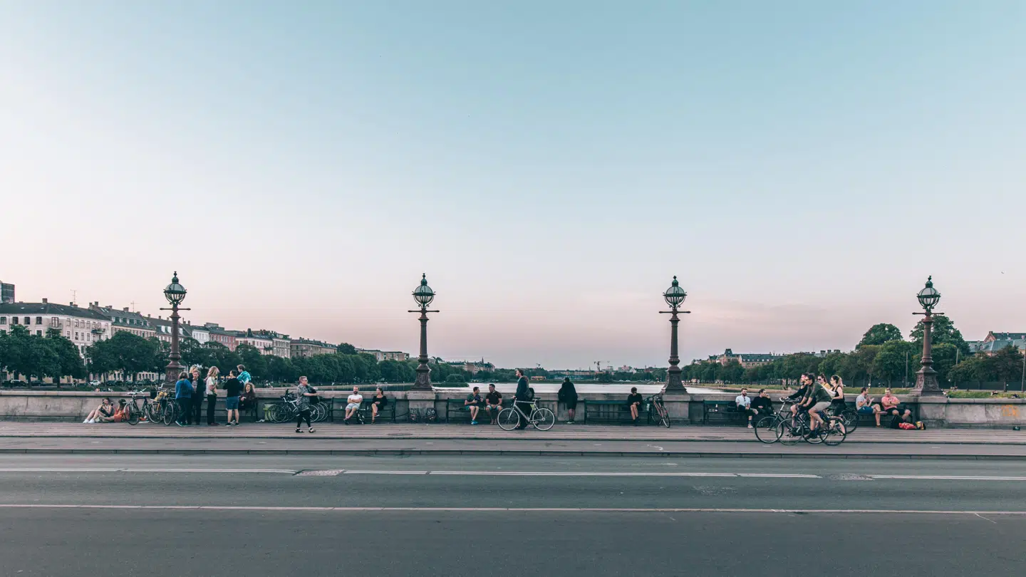 Tour-feltet passerer Dronning Louises Bro og kører fra Indre By til Nørrebro.