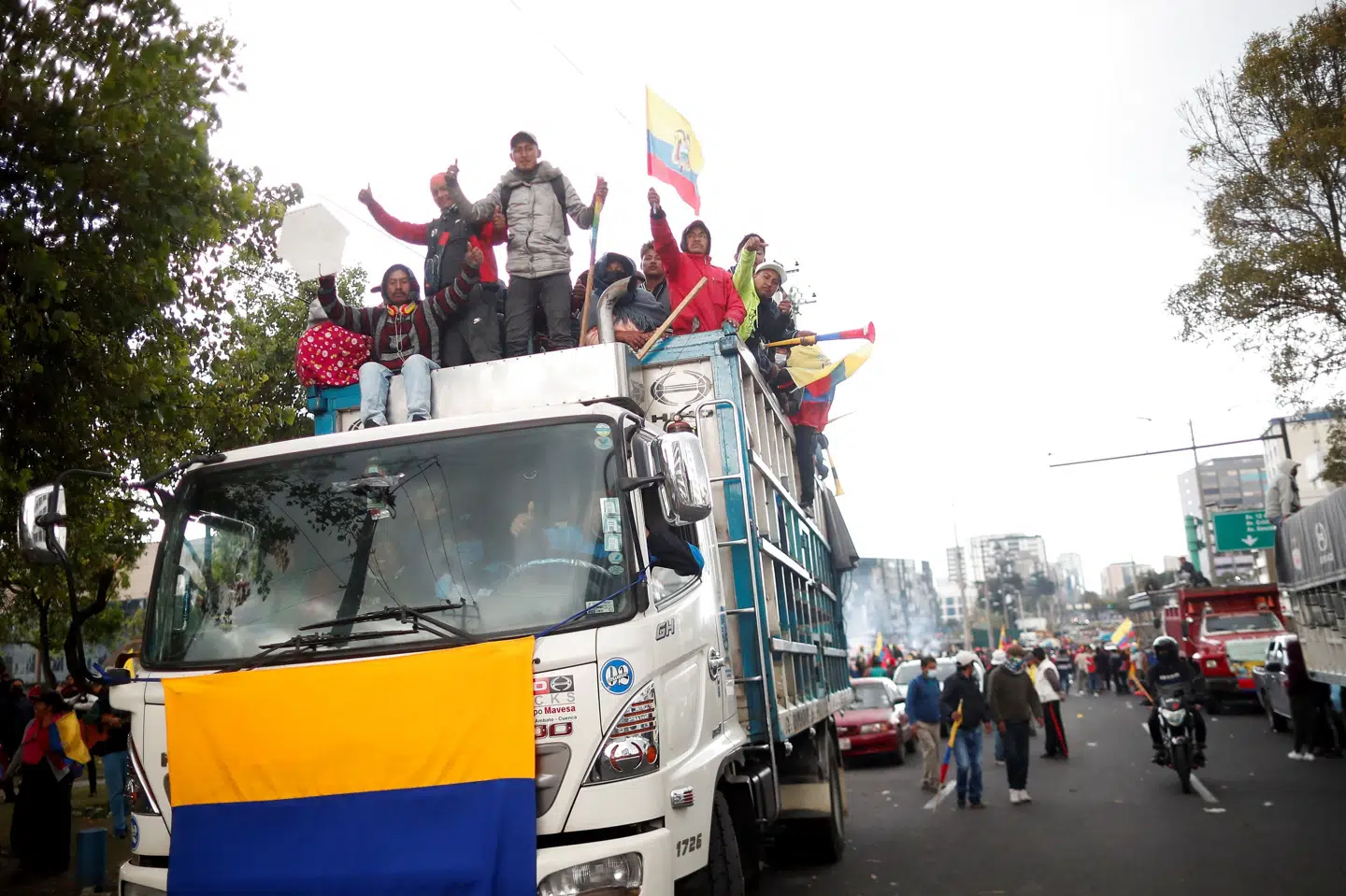 Ecuadorianere fejrer, at der er indgået en aftale mellem landets regering og indfødte ledere, som skal sætte en stopper for protesterne. Aftalen blev underskrevet i hovedstaden Quito torsdag. Adriano Machado/Reuters