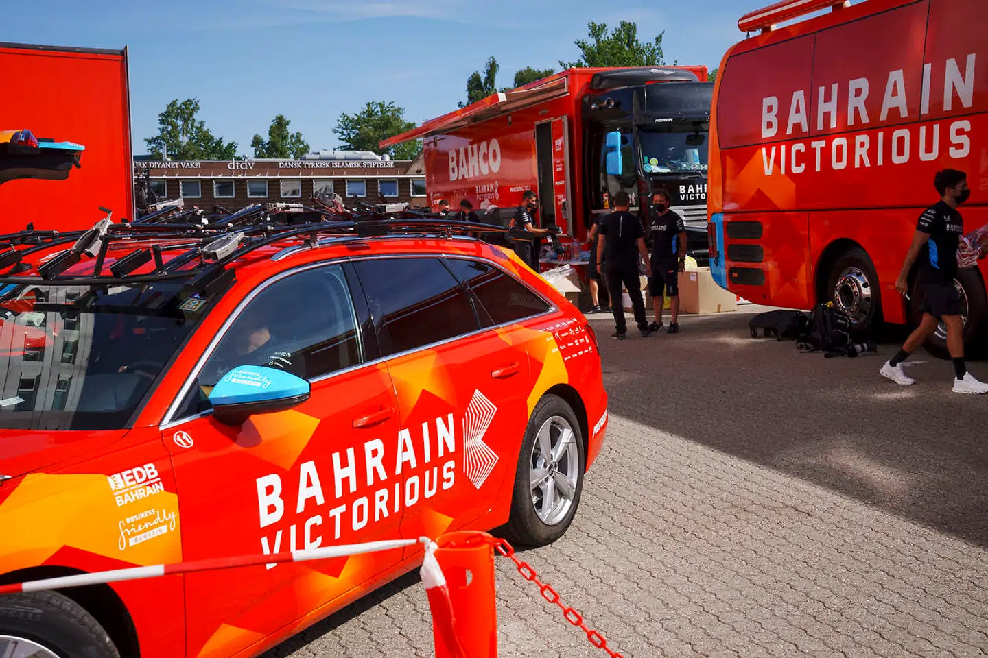 Sådan ser der ud ved Bahrain Victorious' hotel, hvor politiet foretog en ransagelse torsdag 30. juni 2022.