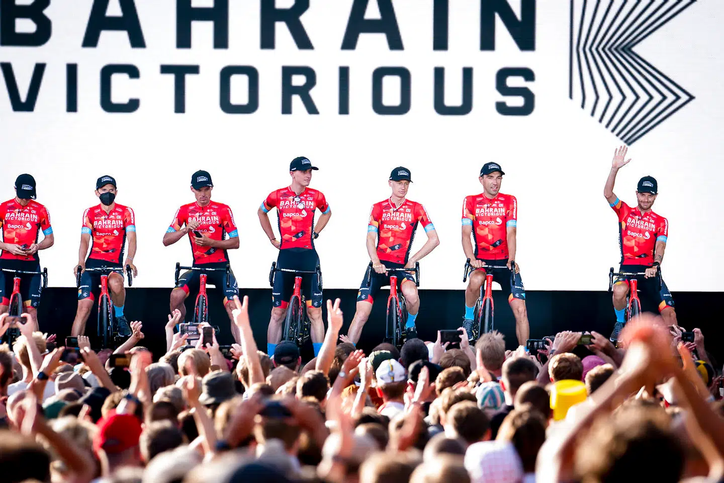 Bahrain Victorious-holdet, der blandt andet tæller stjernen Matej Mohoric, hyldes ved holdpræsentationen i Tivoli i København.