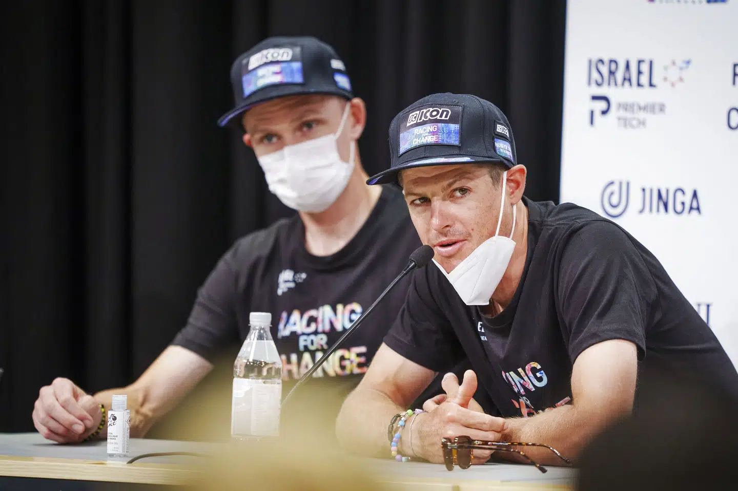 Jakob Fuglsang var i centrum på Israel-Premier Techs pressemøde i Bella Centret. Her er danskeren flankeret af Chris Froome. Bo Amstrup/Ritzau Scanpix