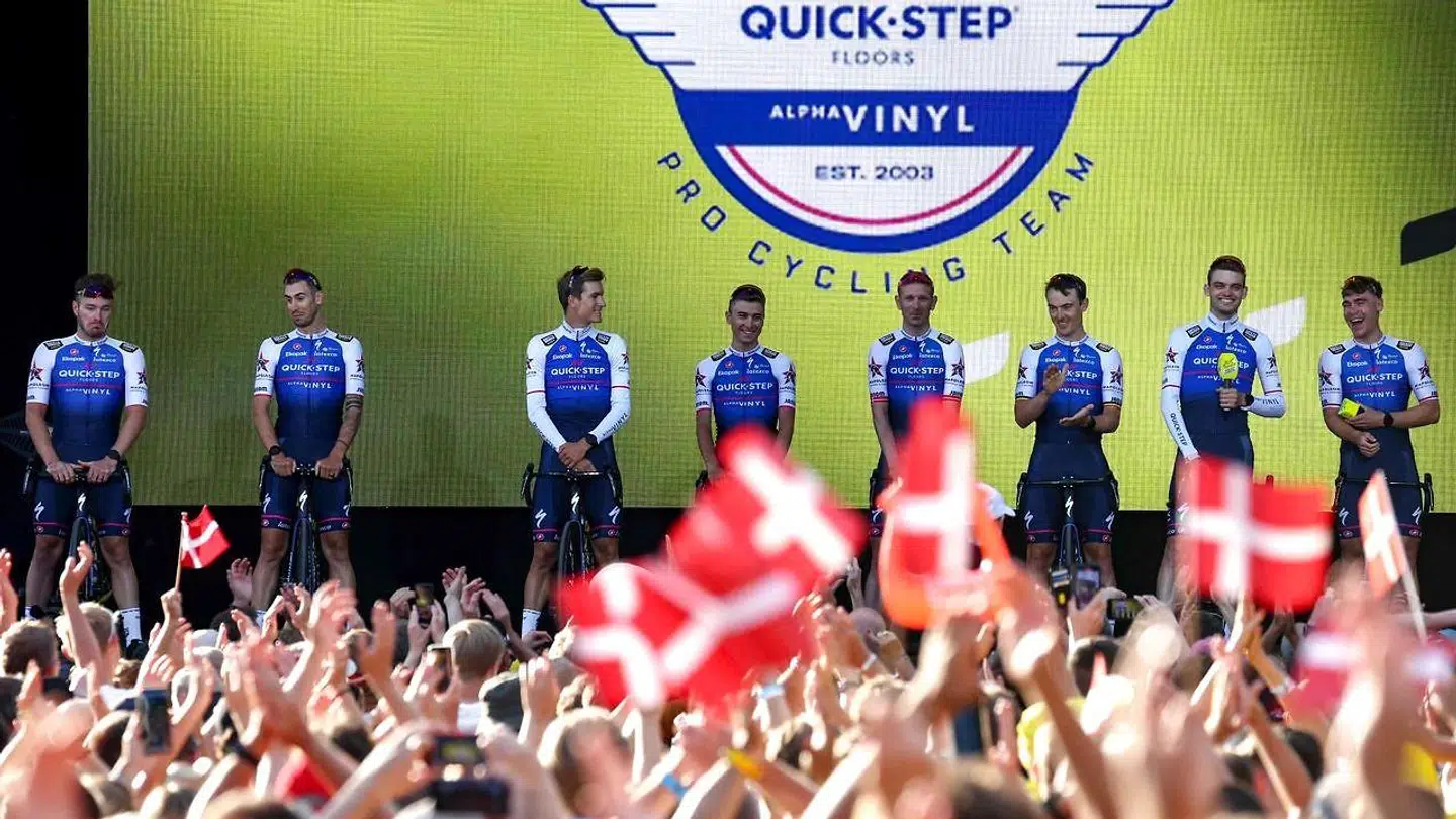 Honoré (Nr. 3 fra venstre) smilede bredt under præsentationen af danskerholdet, der også har Kasper Asgreen og Michael Mørkøv med.