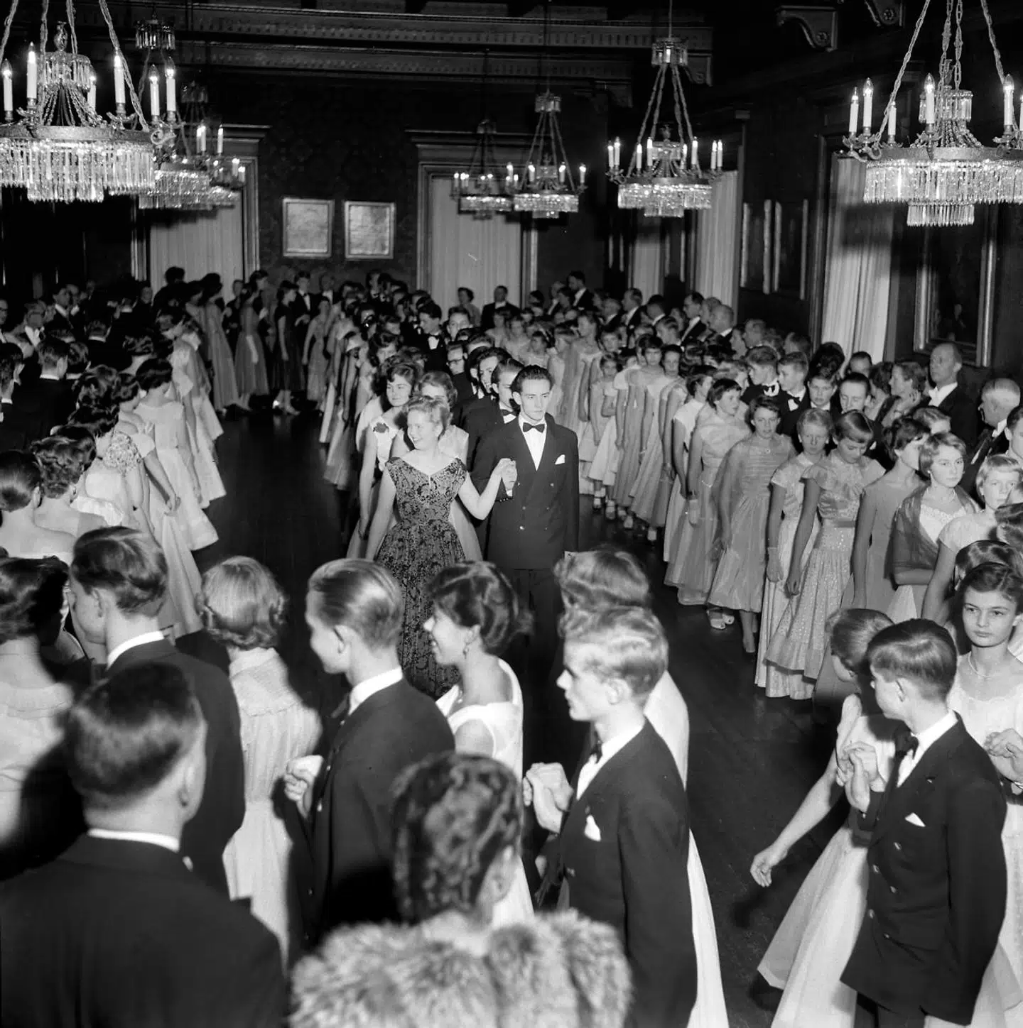 Sådan så det ud, da der i 1956 blev afholdt 'Trollebal' på Herlufsholm i anledning af stifterens 440 års fødselsdag. I dag ville billedet ikke være meget anderledes på den traditionsbundne kostskole.