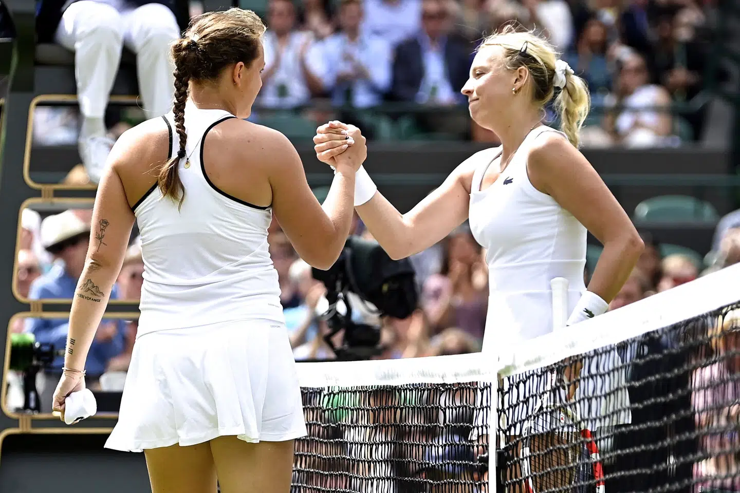 Jule Niemeier (til venstre) overraskede og besejrede verdens nummer tre, Anett Kontaveit, i anden runde ved Wimbledon. Toby Melville/Reuters